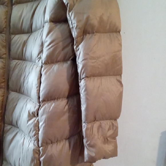 Uniqlo Women's Beige Puffer Jacket - Picture 4 of 6